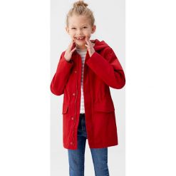 Mango Kids - Płaszcz dziecięcy Kane 110-164 cm. Czerwone kurtki dziewczęce Mango Kids, bez wzorów, z bawełny, krótkie, z kapturem. Za 139,90 zł.