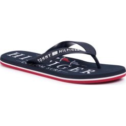 Japonki TOMMY HILFIGER - Nautical Print Beach Sandal FM0FM02699 Desert Sky DW5. Niebieskie klapki męskie TOMMY HILFIGER, z tworzywa sztucznego, bez zapięcia. Za 139,00 zł.