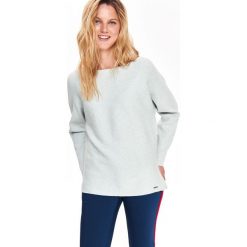 LUŹNY SWETER Z DEKOLTEM W ŁÓDKĘ. Szare swetry klasyczne damskie Top Secret, na jesień, z dekoltem w łódkę. Za 69,99 zł.