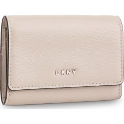 Mały Portfel Damski DKNY - Bryant Card Case Id R82Z3503 Fog FOG. Szare portfele damskie DKNY, bez wzorów, ze skóry. W wyprzedaży za 229,00 zł.