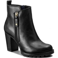 Botki TOMMY HILFIGER - Isabella 20A FW0FW01845 Black 990. Czarne botki damskie na obcasie marki TOMMY HILFIGER, z materiału, z okrągłym noskiem. W wyprzedaży za 449,00 zł.