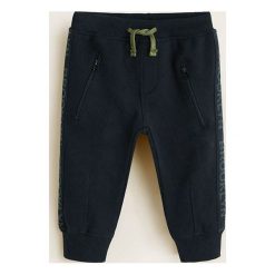 Mango Kids - Spodnie dziecięce Bruce 80-104 cm. Czarne spodnie chłopięce marki Mango Kids, z nadrukiem, z bawełny, casualowe. W wyprzedaży za 49,90 zł.