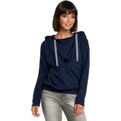 Bluza z kapturem z zakładką z przodu - granatowa. Bluzy damskie BE, s, z dzianiny. Za 189,00 zł.