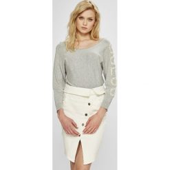 Guess Jeans - Sweter. Szare swetry klasyczne damskie marki Guess Jeans, s, z aplikacjami, z wiskozy, z dekoltem w łódkę. W wyprzedaży za 299,90 zł.