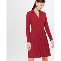 Sukienka z plisowanym dołem Eco Aware - Bordowy. Czerwone sukienki damskie Mohito, s, bez wzorów, bez kołnierzyka, bez rękawów, plisowane. Za 139,99 zł.
