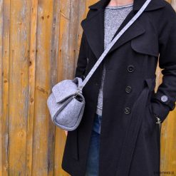 Filcowa torebka DoughnutSmallSatchel. Czarne torebki klasyczne damskie marki Pakamera, bez wzorów, na ramię, bez dodatków. Za 135,00 zł.