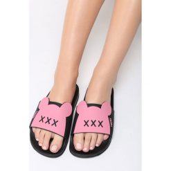 Różowe Klapki Minnie's Shoes. Różowe klapki damskie Born2be, w paski, bez obcasa, na płaskiej podeszwie. Za 49,99 zł.