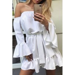 Sukienka MOERNA WHITE. Białe sukienki damskie IVET, na co dzień, bez wzorów, eleganckie, bez kołnierzyka, z krótkim rękawem, krótkie, mini. W wyprzedaży za 79,00 zł.