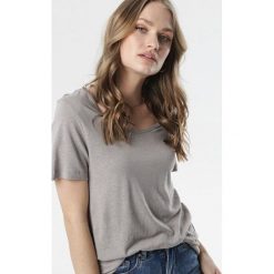 Khaki T-shirt Kleia. Brązowe bluzki damskie Born2be, s, bez wzorów, z okrągłym kołnierzem, z krótkim rękawem. Za 49,99 zł.
