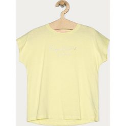 Pepe Jeans - T-shirt dziecięcy Nuria 128-176 cm. Żółte bluzki dziewczęce Pepe Jeans, z aplikacjami, z bawełny, z okrągłym kołnierzem, z krótkim rękawem, krótkie, bez kaptura. Za 99,90 zł.
