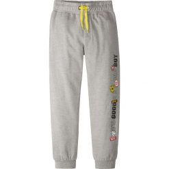Spodnie dresowe z nadrukiem bonprix szary melanż. Szare dresy chłopięce marki bonprix, melanż, z dresówki. Za 32,99 zł.