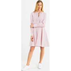 SUKIENKA ABBONO Sportmax Code. Sukienki damskie Sportmax Code, bez wzorów, eleganckie, bez kołnierzyka, bez rękawów. Za 1229,00 zł.
