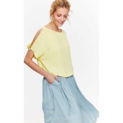 LUŹNA BLUZKA Z ROZCIĘTYM RĘKAWEM. Żółte bluzki damskie Top Secret, bez wzorów, z jeansu, eleganckie, z klasycznym kołnierzykiem, z krótkim rękawem. W wyprzedaży za 69,99 zł.