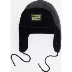 Czapka ze sztucznym futrem - Czarny. Czarne czapki męskie Cropp, bez wzorów. W wyprzedaży za 29,99 zł.