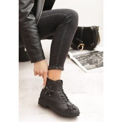Czarne Botki Black Star. Czarne botki damskie Born2be, retro, bez obcasa, na płaskiej podeszwie, bez zapięcia. W wyprzedaży za 69,99 zł.