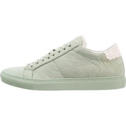 Antony Morato Sneakersy niskie sage green. Zielone sneakersy męskie Antony Morato, bez zapięcia. W wyprzedaży za 383,40 zł.