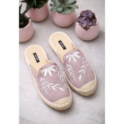 Lawendowe Klapki Soft Ribbon. Fioletowe klapki damskie Born2be, bez wzorów, bez obcasa. W wyprzedaży za 34,99 zł.