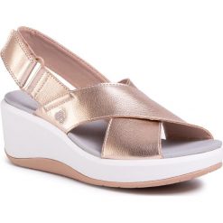 Sandały CLARKS - Step Cali Cove 261441234 Rose Gold. Żółte klapki damskie Clarks, bez wzorów, ze skóry ekologicznej, bez obcasa, na obcasie. Za 299,00 zł.