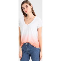 T-shirty damskie: Juvia TIE DYE SHORT SLEEVE TEE Tshirt z nadrukiem neon peach