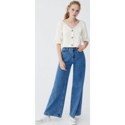 Niebieskie jeansy z szerokimi nogawkami. Jeansy damskie Pull&Bear. Za 139,00 zł.