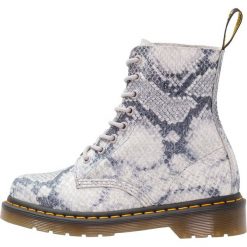 Botki damskie lity: Dr. Martens PASCAL SNAKE 8 EYE BOOT ASCIANO Botki sznurowane light grey