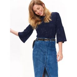 Bluzka z nadrukiem w kwiaty. Bluzki damskie Top Secret, z nadrukiem, z falbankami, bez rękawów. W wyprzedaży za 29,99 zł.