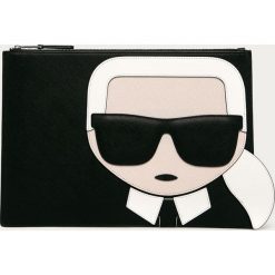 Karl Lagerfeld - Kopertówka. Czarne kopertówki damskie KARL LAGERFELD, w paski, ze skóry ekologicznej, duże, z aplikacjami. W wyprzedaży za 399,90 zł.