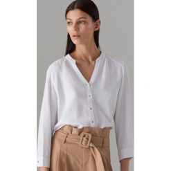 Elegancka bluzka z lnem - Biały. Białe bluzki damskie Mohito, bez wzorów, eleganckie, bez kołnierzyka, bez rękawów. Za 119,99 zł.