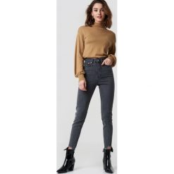 NA-KD Jeansy slim z wysokim stanem - Grey. Szare jeansy damskie z wysokim stanem marki NA-KD, z jeansu. Za 202,95 zł.
