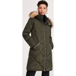 Pikowany płaszcz z paskiem - Khaki. Brązowe płaszcze damskie Reserved, bez wzorów. Za 299,99 zł.