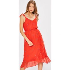 Vero Moda - Sukienka. Czerwone sukienki damskie rozkloszowane marki Vero Moda, na co dzień, s, z poliesteru, casualowe, midi. W wyprzedaży za 139,90 zł.