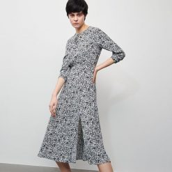 Wzorzysta sukienka -. Sukienki damskie Reserved, s, bez wzorów, bez kołnierzyka, bez rękawów. Za 139,99 zł.