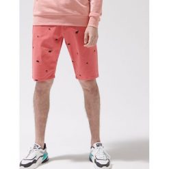 Szorty comfort z paskiem -. Spodenki i szorty męskie Cropp, bez wzorów. W wyprzedaży za 39,99 zł.