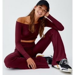 Prążkowana koszulka z długim rękawem. Czerwone t-shirty damskie Pull&Bear, prążkowane. Za 59,90 zł.