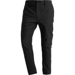 GStar BRONSON TAPERED CHINO Chinosy dark black heather. Czarne chinosy męskie G-Star, z bawełny. Za 559,00 zł.