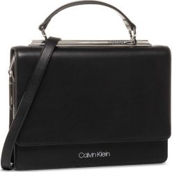Torebka CALVIN KLEIN - Ck Advanced Top H Shoulderb Md K60K606344 BAX. Czarne topy damskie Calvin Klein, s, bez wzorów, ze skóry, z klasycznym kołnierzykiem. W wyprzedaży za 979,00 zł.