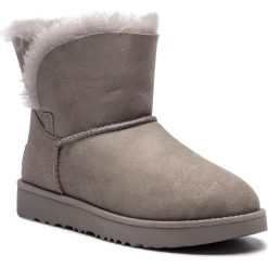 Buty UGG - W Classic Cuff Mini 1016417 W/Sel. Szare kozaki damskie Ugg, ze skóry, bez obcasa, bez zapięcia. W wyprzedaży za 499,00 zł.
