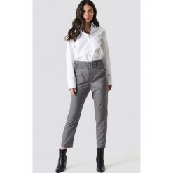 NA-KD Classic Spodnie z wysokim stanem i paskiem - Grey. Szare spodnie damskie NA-KD Classic, z podwyższonym stanem. Za 161,95 zł.