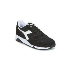 Buty Diadora N902S. Czarne trampki i tenisówki damskie Diadora, bez wzorów, bez zapięcia. Za 351,20 zł.