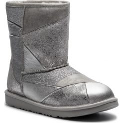 Buty UGG - Kids' Classic Short II Patchwork 1096431K K/Slvr. Szare śniegowce dziewczęce marki Ugg, bez zapięcia. W wyprzedaży za 519,00 zł.
