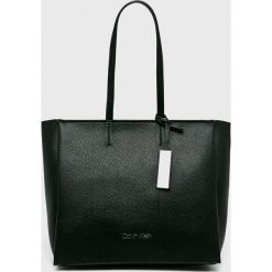 Calvin Klein - Torebka. Czarne torebki klasyczne damskie Calvin Klein, bez wzorów, z materiału, casualowe, duże, bez dodatków. Za 639,90 zł.