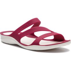 Klapki CROCS - Swiftwater Sandal W 203998 Pomegranate/White. Czerwone klapki damskie marki Crocs, bez wzorów, z tworzywa sztucznego, bez obcasa. W wyprzedaży za 139,00 zł.