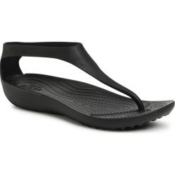 Sandały CROCS - Serena Flip W 205468 Black/Black. Czarne klapki damskie Crocs, bez wzorów, z tworzywa sztucznego, bez obcasa. Za 139,00 zł.