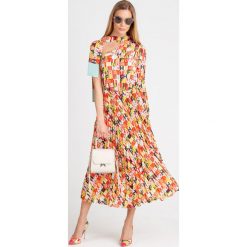 SUKIENKA Elisabetta Franchi OFF SHOULDER. Zielone sukienki damskie Elisabetta Franchi, na co dzień, bez wzorów, z tkaniny, z włoskim kołnierzykiem, bez rękawów, midi, asymetryczne. Za 850,00 zł.