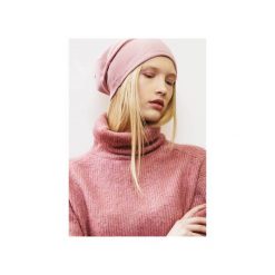Czapki zimowe damskie: Wygodna i Kobieca Czapka BEANIE w kolorze pudrowego różu