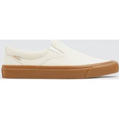 Półbuty z gumkami. Buty sportowe męskie Pull&Bear, bez zapięcia. Za 99,90 zł.