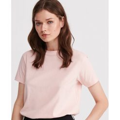 T-shirt z bawełny organicznej - Różowy. Różowe t-shirty damskie Reserved, s, bez wzorów, z bawełny, bez kołnierzyka. Za 39,99 zł.