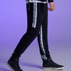Dresowe joggery z kolekcji Whatever - Czarny. Czarne spodnie męskie marki Cropp, s, bez wzorów, z dresówki. Za 119,99 zł.