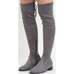 Szare Kozaki Lady In Grey. Szare buty zimowe damskie Born2be, z materiału, z okrągłym noskiem, przed kolano, na wysokim obcasie, na płaskiej podeszwie. Za 129,99 zł.