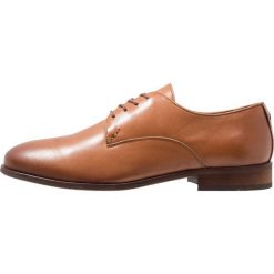 Shoe The Bear GASTON Eleganckie buty tan. Pomarańczowe buty wizytowe męskie marki Shoe The Bear, ze skóry, na sznurówki. Za 589,00 zł.